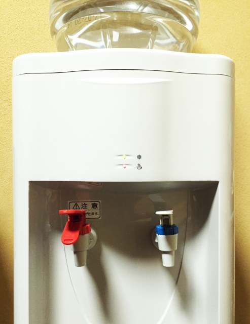 人気の激安ウォーターサーバーと水を出す方法